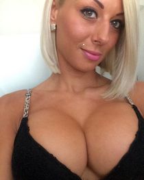 Young petite babe enjoys